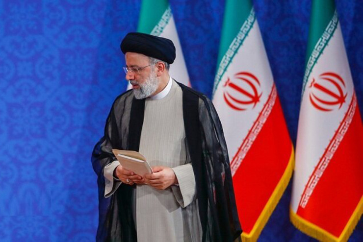 دولت سیزدهم با رویکرد گره نزدن اقتصاد کشور به مسائل خارجی مانند برجام و تأکید بر استفاده از توان داخلی روی کار آمد، اما نوسانات قیمت برخی کالا‌ها در روز‌های اخیر در کنار انتشار اخباری مبنی بر آزادسازی پول‌های بلوکه شده ایران باعث ایجاد سؤالات و نقد‌هایی به تیم اقتصادی دولت شده است.