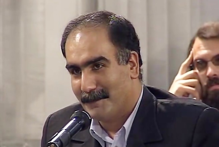 مقام معظم رهبری درباره نقش طنز در جامعه فرموده‌اند: «به طنز جهت دهید؛ آن هم در جهت مبارزه با دشمنی که با تمام امکانات با ما مبارزه می‌کند.» در ادامه فیلم مهم‌ترین شعرهای طنزی که در محضر رهبری خوانده شده‌ آمده است.