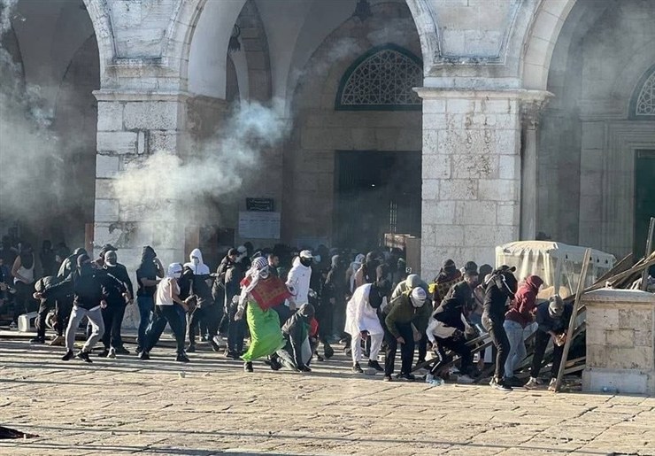 ده‌ها فلسطینی در یورش بامداد امروز نظامیان رژیم صهیونیستی به صحن‌های مسجدالاقصی زخمی شدند.
