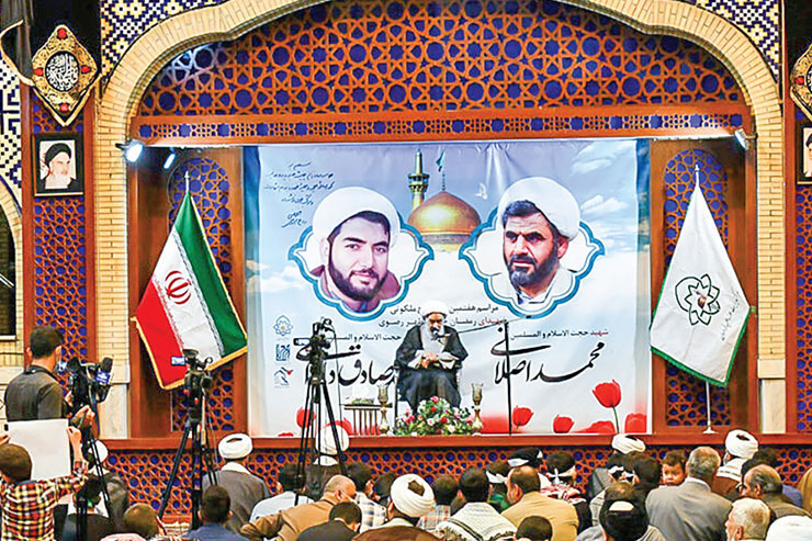 هم زمان با برگزاری مراسم هفتمین روز عروج شهدای رمضان حرم مطهر رضوی، حجج‌اسلام محمد اصلانی و محمدصادق دارایی، ۲۲ طلبه به لباس روحانیت ملبس شدند و گل‌هایی را به صورت نمادین تقدیم روح بلند این دو شهید کردند.