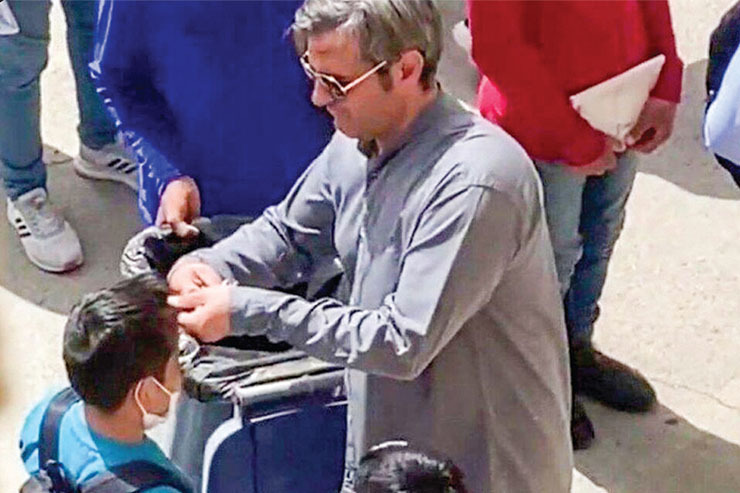 انتشار ویدئویی از قیچی کردن مو‌های دانش آموزان یک مدرسه پسرانه که پس از دوسال به مدرسه برگشته بودند، جنجال‌های زیادی به پا کرد.