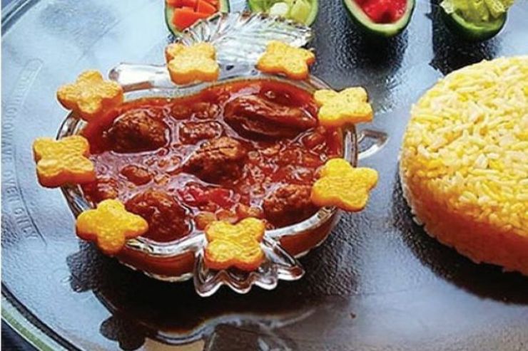 مرجو خورش یکی از خورشت‌های سنتی ایرانی است که شبیه به قیمه می‌باشد با این تفاوت که بجای لپه از عدس در تهیه این خورشت استفاده می‌شود و به دلخواه می‌توانید رب بزنید و با گوشت خورشتی یا مرغ و یا به صورت گیاهی این خورشت را تهیه کنید.
