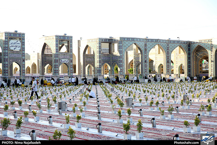 بزرگترین سفره افطاری در حرم مطهر امام رضا(ع)؛  روزانه بیش از ۷۰ هزار روزه‌دار مهمان حرم رضوی می‌شوند