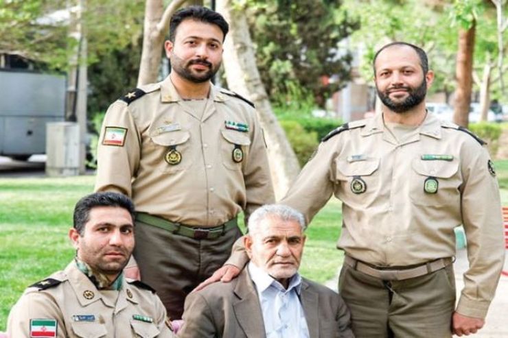 پدر خانواده و سه پسری که عشق به میهن، سرلوحه زندگی‌شان است.