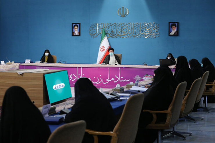 رئیس‌جمهور مهمترین نهاد در جامعه را نهاد خانواده دانست و تأکید کرد: موضوع زن و خانواده یکی از بخش‌هایی است که دشمن به آن هجوم آورده است.