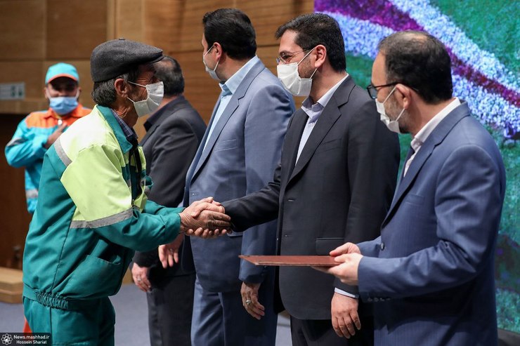 شهردار مشهد گفت: فعالیت‌های عمرانی در شهر مشهد در قالب پروژه‌های متعدد آغاز شده بود که میانگین پیشرفت ریالی و پرداخت به پیمانکاران تناسب زیادی با پیشرفت فیزیکی نداشت که خوشبختانه امروز اکثر پروژه‌های عمرانی حائز اهمیت به بهره‌برداری رسید که در این راستا از تمامی پیمانکاران تقدیر و تشکر می‌کنم.