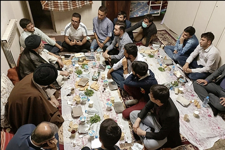 رئیس جمهور در جریان سفر به استان البرز هنگام افطار به خوابگاه دانشجویان افغانستانی دانشگاه خوارزمی کرج رفت و با آنها افطار کرد و صحبت‌های دانشجویان را شنید.