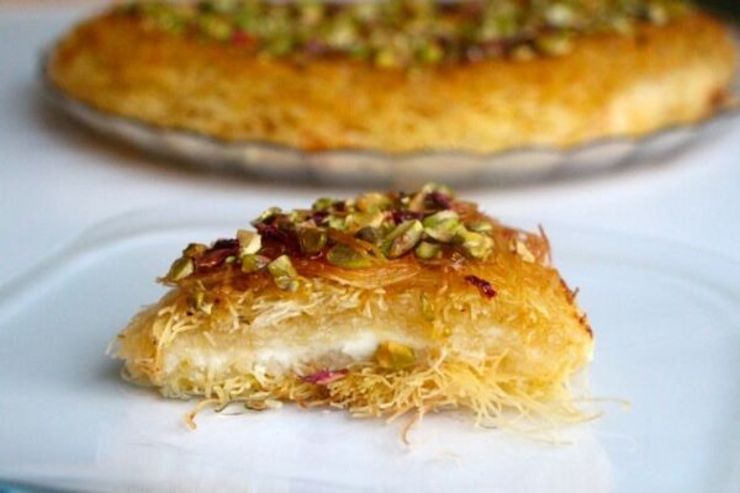 یکی از معروف‌ترین شیرینی‌های مناطق شام و ترکیه شیرینی کنافه است. در ادامه با طرز تهیه کنافه آشنا می‌شوید.