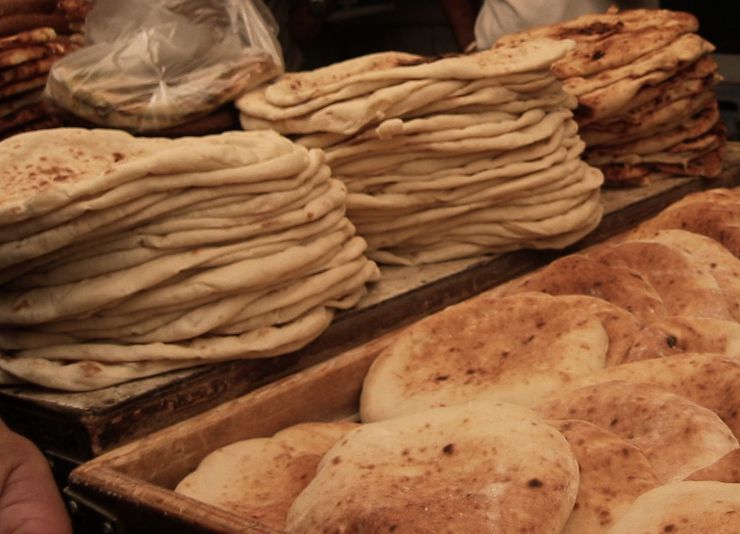 جمعی از خادمان کشیک ششم دربانان حرم مطهر رضوی با هماهنگی مدیریت امور مجاورین بنیاد کرامت رضوی، همزمان با شب ولادت امام حسن (ع) اقدام به طبخ و توزیع نان صلواتی در ۴۵ نانوایی واقع در مناطق حاشیه‌ای شهر مشهد کردند.
