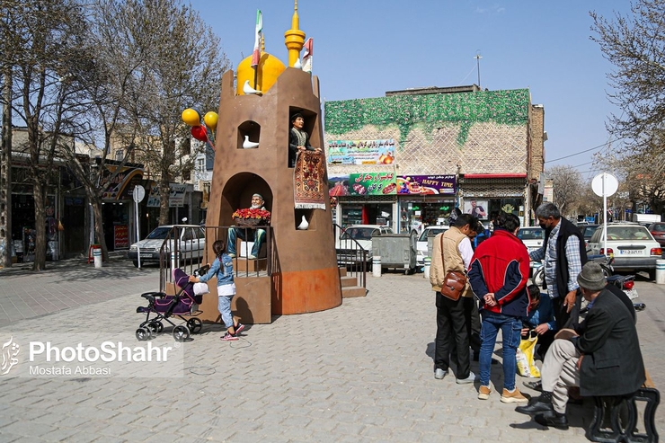 همین همسایه‌ها هستند که ارزش یک محل رو بالا یا پایین می‌برند. بیایم در حد خودمون آدم و همسایه خوبی باشیم، تا با همین تغییرات، محله مون جای ارزشمند تر و بهتری برای زندگی کردن بشه. ارزش یک محله به قیمت خونه هاش نیست، به قیمت آدمایی هست که در اونجا کنار هم زندگی میکنن و زندگی میگذرونن. پس اگه هر کدوم از ما در نوع خودمون همسایه خوبی باشیم، کم کم محله هم خوب میشه.
المان همسایه اثر هنرمند ملیحه هادی زاده را می توانید در شلوغ بازار گلشهر مشاهده نمایید.