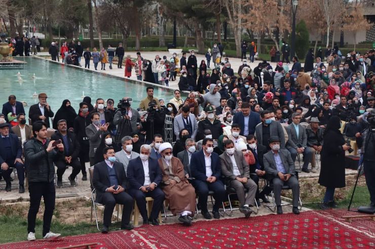 شهردار مشهد گفت: اجرای چهار هزار سرود و هزار مرتبه اجرای ۲۱ نمایشنامه تئاتر باعث شده تا مشهد محفل عمومی و خیابانی جشن‌های نوروزی باشد. او همچنین گفت: امسال  براساس سلیقه مردم گل‌آرایی بیشتری انجام داده‌ایم.