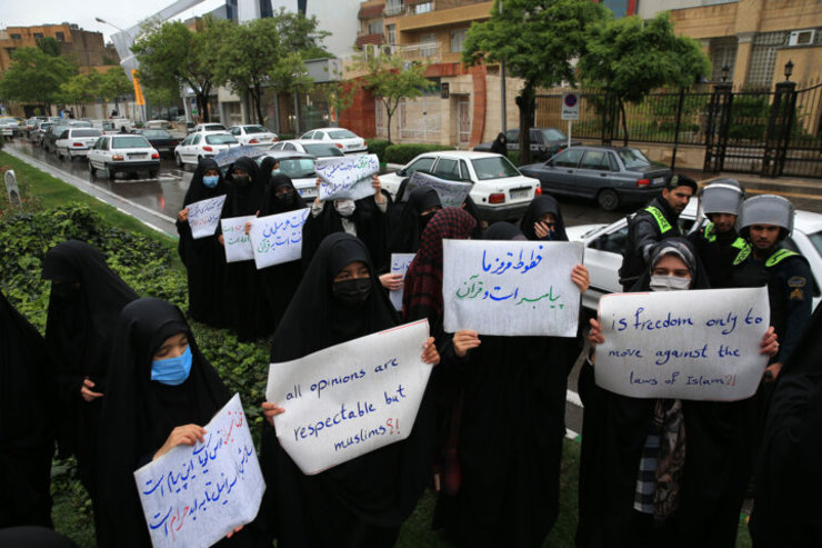 جمعی از دانشجویان دانشگاههای مشهد روز سه‌شنبه با وجود هوای بارانی با تجمع مقابل دفتر نمایندگی سازمان ملل در این شهر اهانت به ساحت مقدس قرآن کریم در کشور سوئد را محکوم کردند.