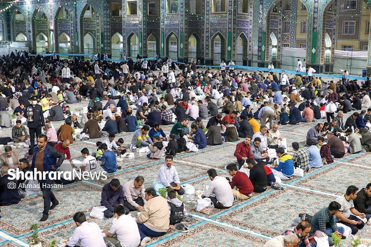 به صدای درونت که نق زدنش شروع شده، هیس می‌گویی و خودت را سرگرم تماشای سفره‌های پهن شده افطار می‌کنی. سفره‌ها با چسب پهن به فرش‌ها چسبانده شده اند. گلدان‌های کوچک و فلاسک‌های چای که روی سفره‌ها چیده شده، کمک می‌کند تا سفره‌ها سر جایشان بمانند و اسیر باد نشوند.