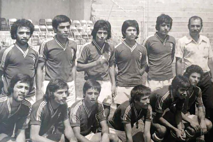 آریا، ۲۵ شهریور، شاهین و پاس تیم‌های بزرگ فوتبال مشهد پیش از انقلاب بودند که عمده بازیکنان خوب در اوایل دهه ۵۰ برای این تیم‌ها بازی می‌کردند. این عکس مربوط به تیم پاس در سال ۵۱ است. نفرات این قاب به‌ترتیب ایستاده از راست: مرحوم سرهنگ صدیق، ناصر مصلی، حمید محولاتی، مرتضی خادم، محمد سخایی، مرتضی ظریف. نشسته از راست: هوشنگ علیمی، جمیل قوچان‌نژاد، امیر جلالیان، حسین شعاع و مرحوم جعفر کبیری.
عکس از آلبوم سیدحسین حسینی