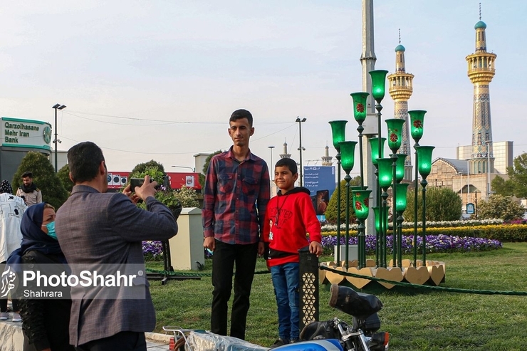 علاقه‌مندان در ایام نوروز می‌توانند از المان آذین بندی «لاله‌ها» اثر عطیه غلامپور بازدید کنند و با آن عکس یادگاری بگیرند. این المان در چهارراه احمدآباد، میدان سعدی، میدان شهدا، میدان جانباز و چهارراه لشکر نصب شده‌است.