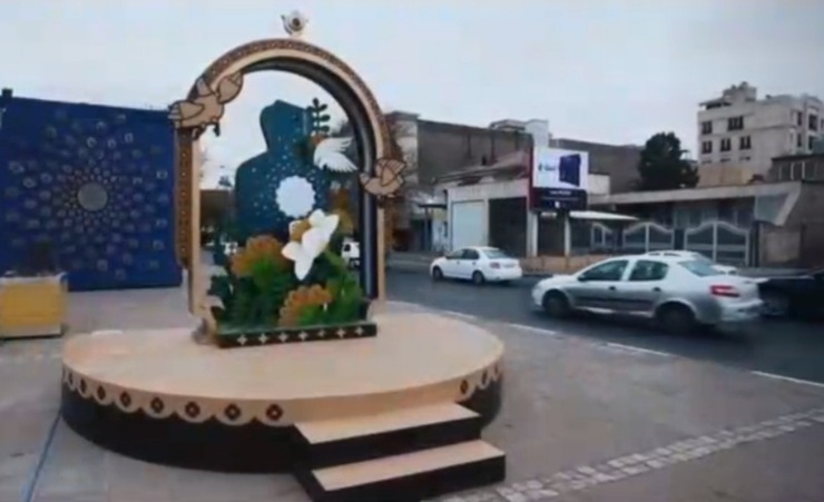المان «بهار مردمان» در میدان «ملک آباد» مشهد نصب شده و فرهنگ میزبانی و مهدویت را روایت می‌کند. علاقه‌مندان در ایام نوروز می‌توانند از این یادمان بازدید کنند و با آن عکس یادگاری بگیرند.