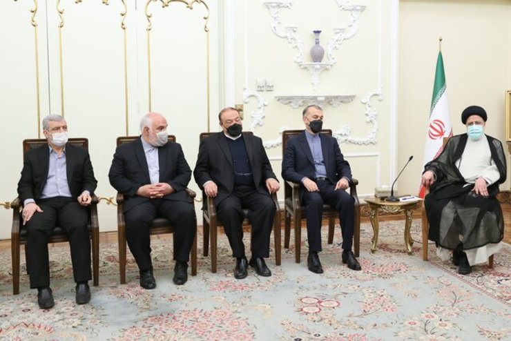 جمعی از مقامات کشوری و لشکری روز یکشنبه به مناسبت آغاز سال جدید به دیدار رئیس ‌جمهور رفتند.