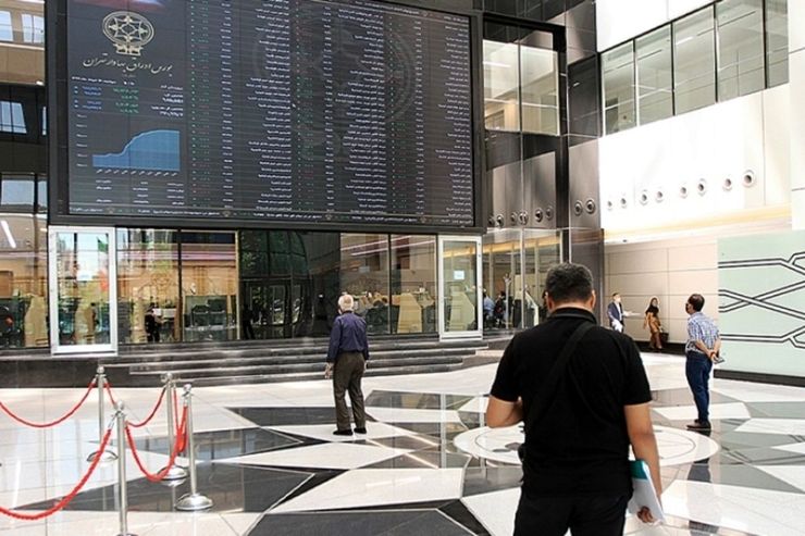 بازار سهام تهران در دومین روز کاری سال ۱۴۰۱ مثبت به کار خود پایان داد. در جریان معاملات امروز شاخص کل بورس تهران با افزایش ۱۲ هزار و ۷۳۰ واحدی به رقم یک میلیون و ۴۰۳ هزار واحد رسید. بازار سرمایه فردا چگونه خواهد بود؟