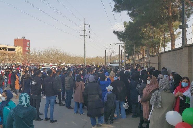 تعدادی از هواداران خانم با وجود در اختیار داشتن بلیت تاکنون نتوانستند برای تماشای بازی ایران و لبنان وارد ورزشگاه شوند.
