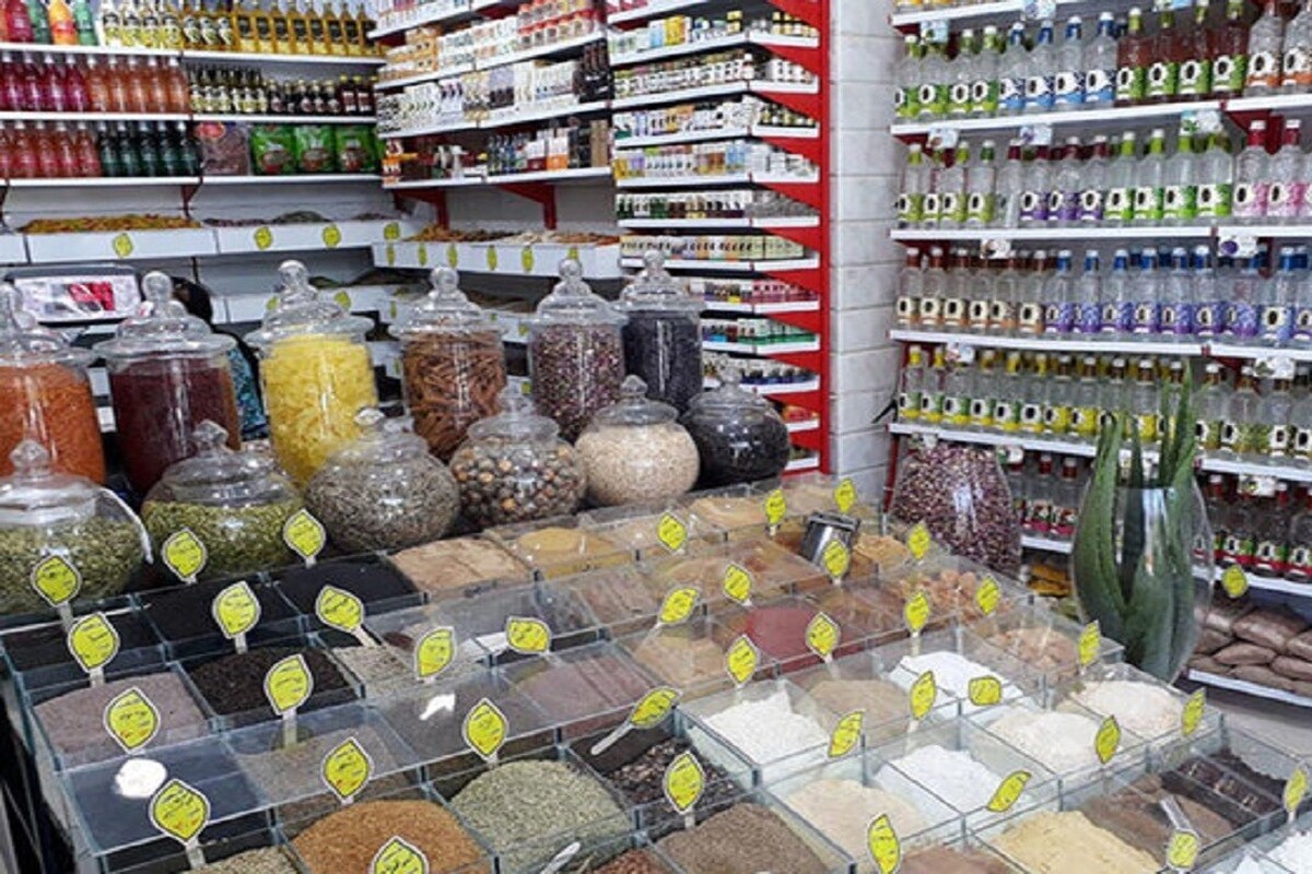 رئیس انجمن داروسازان ایران:عطاری‌ها به هیچ عنوان مجوز فروش دارو ندارند و تنها می‌توانند گیاهان دارویی را به صورت فله‌ای و بسته بندی در بازار عرضه کنند.