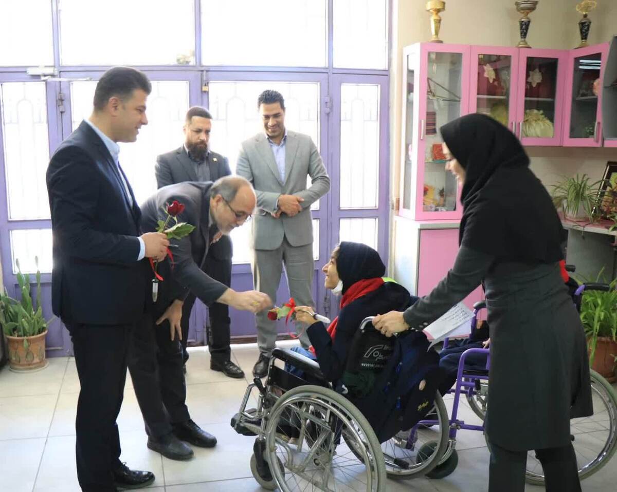مدیران شهرداری منطقه۷ به مناسبت فرا رسیدن یلدا و تقارن آن با ایام فاطمیه از مدارس استثنایی بازدید کردند.