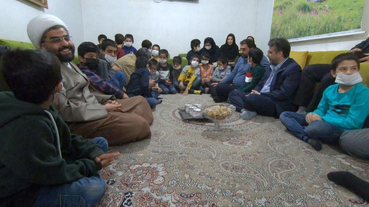 سید عبدالله ارجائی، شهردار مشهد، شب یلدای را با کودکان و نوجوانان یکی از مراکز نگهداری کودکان بی‌سرپرست و بدسرپرست سپری کرد.