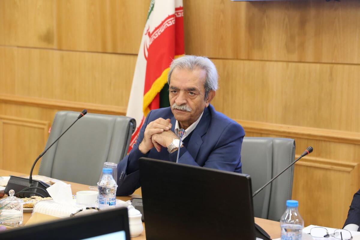 رئیس اتاق بازرگانی ایران با انتقاد به نتایج عملکردی درگاه ملی مجوز‌ها و مصوبات هیئت مقررات‌زدایی گفت: این فرایند یک اشکال حل‌شدنی دارد. باید دستگاه‌های متولی دورنما و آینده هر صنعتی را به متقاضیان فعالیت در آن صنعت اعلام و مشخص کنند که کدام صنایع اشباع هستند.
