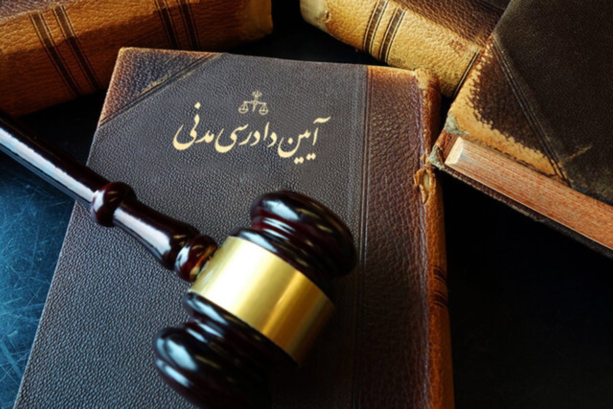 در مواردی که اشخاص ذی نفع احتمال دهند که در آینده استفاده از دلایل و مدارک دعوای آنان از قبیل تحقیق محلی و کسب اطلاع از مطلعین و استعلام نظر کارشناسان یا دفاتر تجاری یا استفاده از قرائن و امارات موجود در محل و یا دلایلی که نزد طرف دعوا یا دیگری است، متعذر یامتعسر خواهد شد، می‌توانند از دادگاه درخواست تامین آن‌ها را بنمایند. مقصود از تامین در این موارد فقط ملاحظه و صورت برداری از اینگونه دلایل است.