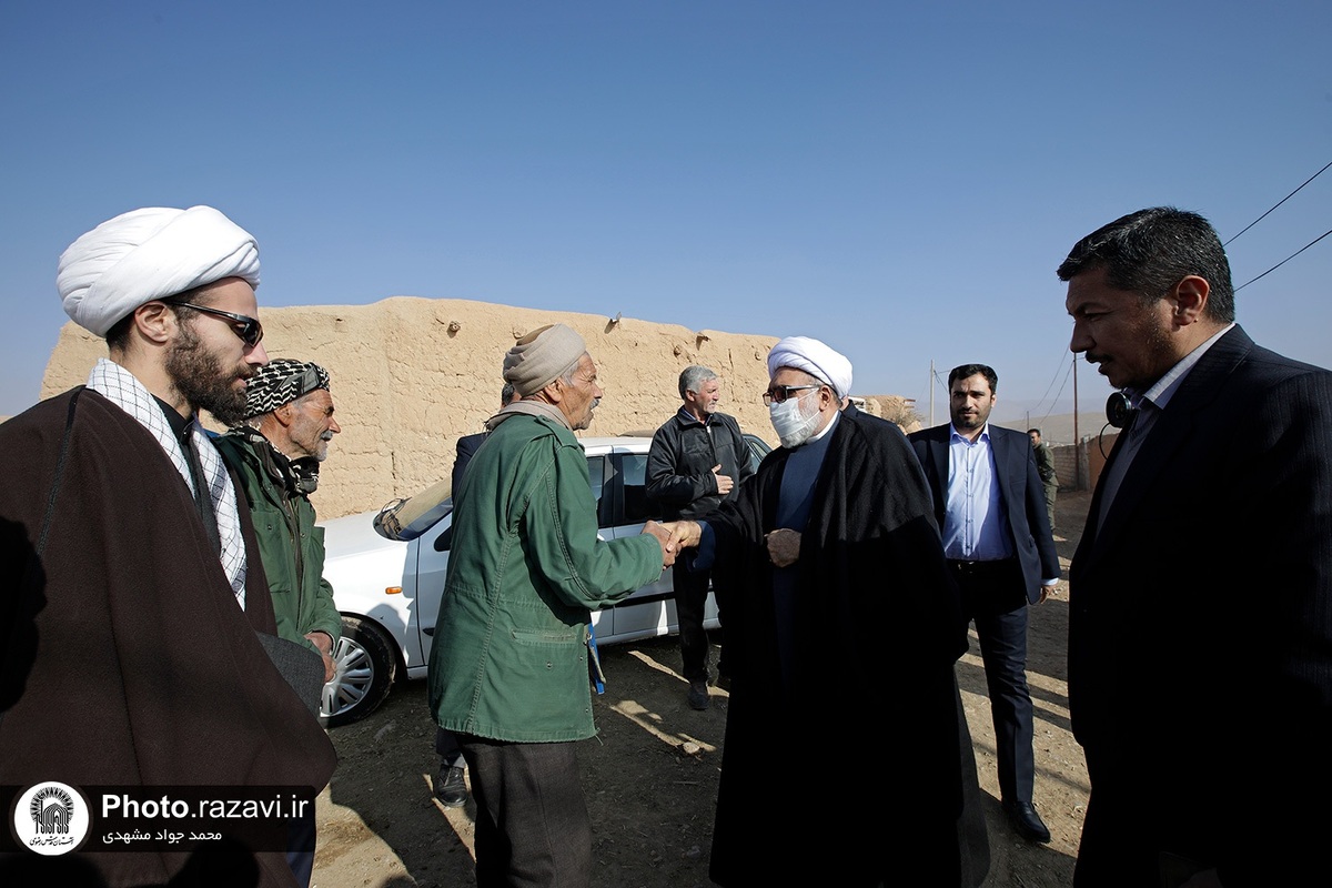 حجت الاسلام والمسلمین مروی در ادامه برنامه سرکشی از مناطق حاشیه مشهد با حضور در روستای «هندل آباد» مشهد، پای درد و دل اهالی این روستا نشست.