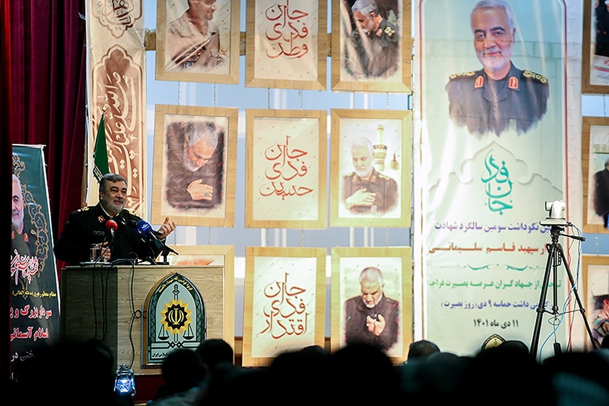 فرمانده کل انتظامی کشور گفت: به فرموده شهید والامقام سردار سپهبد حاج قاسم سلیمانی ایران اسلامی حرم است از این رو بایستی با در راس قراردادن مکتب حاج قاسم از این حرم تا پای جان حفاظت و حراست کنیم.