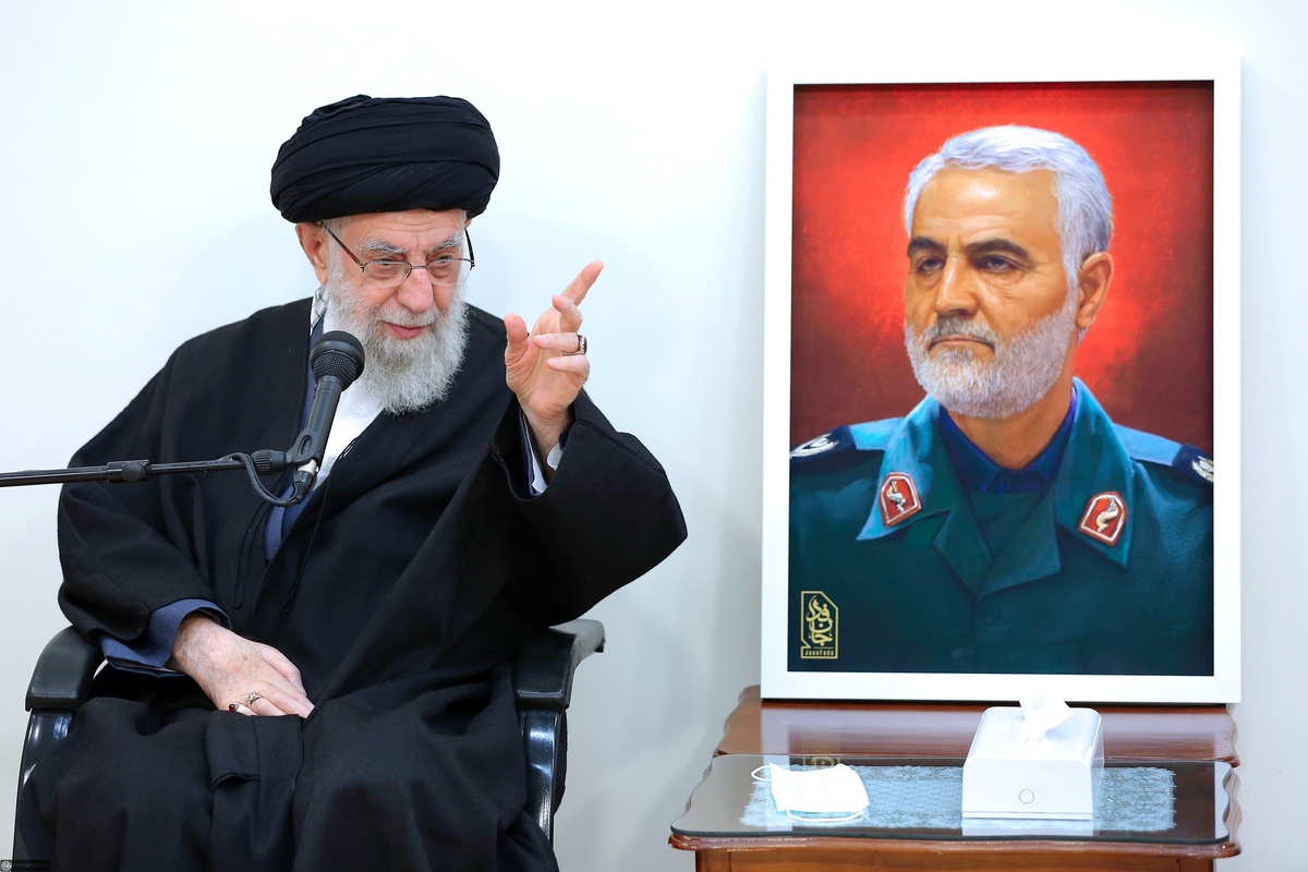 ویدئو| توصیه رهبر انقلاب به کسانی که درباره شهید سلیمانی صحبت می‌کنند، چه بود؟