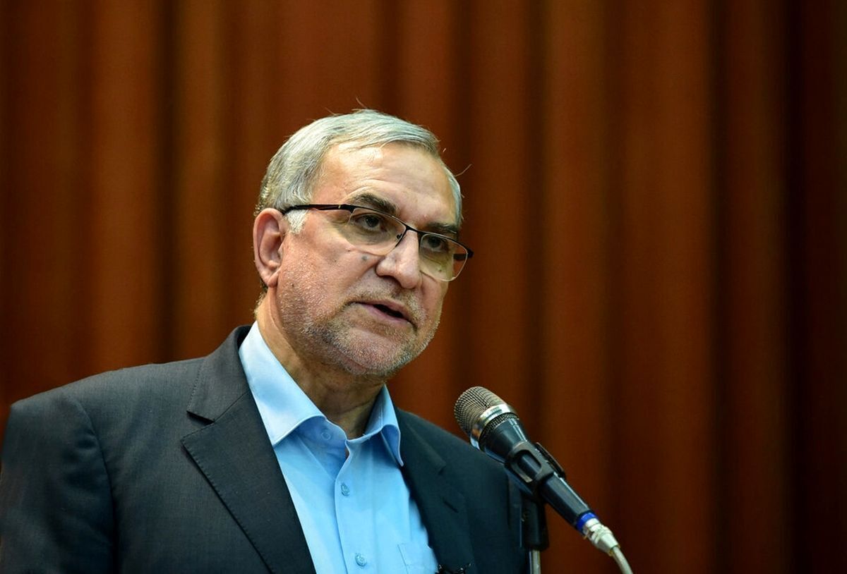 وزیر بهداشت، درمان و آموزش پزشکی اجرای «پزشکی خانواده» را مهمترین برنامه این وزارتخانه در کشور معرفی کرد و افزود: در این دولت نیز این برنامه از ابتدای دی در همه سطوح ارجاع در شهر‌های زیر ۲۰ هزار نفر آغاز شده است.