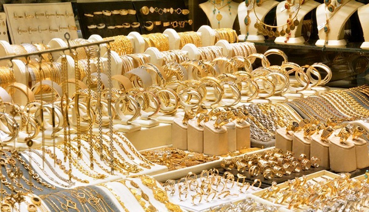 بازار طلا از ابتدای امسال ۲ ریز موج را از سر گذرانده است. در حال حاضر نیز در موج بزرگی قرار دارد که هنوز مشخص نیست از آن خلاص شده یا نه! با توجه به این موضوع قیمت طلا در این ماه‌ها چه روندی داشته است؟