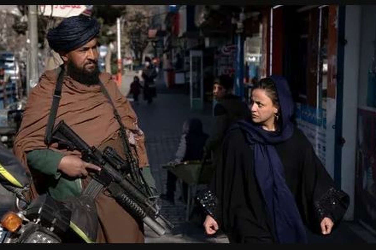 یکی از مقامات ارشد سازمان ملل در افغانستان با معاون نخست وزیر دولت تحت رهبری طالبان دیدار و درباره ممنوعیت کار زنان در سازمان‌های غیردولتی که مقامات طالبان در سری اقدامات مربوط به لغو حقوق زنان اعلام کرده‌اند، گفت‌وگو کرد.