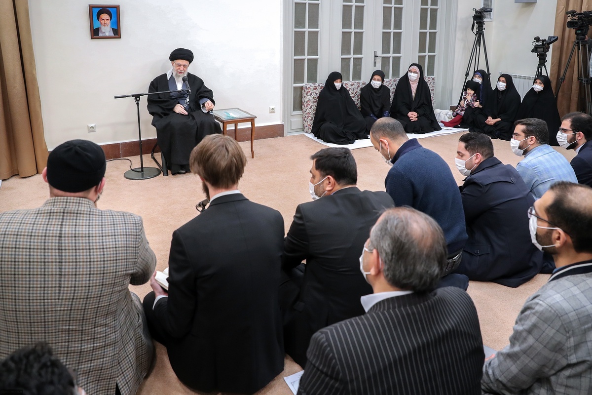 رهبر انقلاب اسلامی در دیدار جمعی از اعضای اتحادیه انجمن‌های اسلامی دانشجویان در اروپا تاکید کردند: مسئله علم و پیشرفت علمی در کشور یک مسئله رایج و اصلی شده است دیگر، یعنی به‌عنوان یک گفتمان در محیط‌های خواصی مطرح است، مسئله پیشرفت علمی و عبور از خطوط مقدم علم در دنیا یک چیز‌هایی است که امروز مطرح است. این نباید کهنه بشود، این نبایستی فراموش بشود. نباید تصور بشود که وقتی ما به جنبه‌های دینی یا جنبه‌های انقلابی توجه می‌کنیم از پیشرفت علم غافل می‌شویم، مطلقا اینجوری نباید تصور بشود.