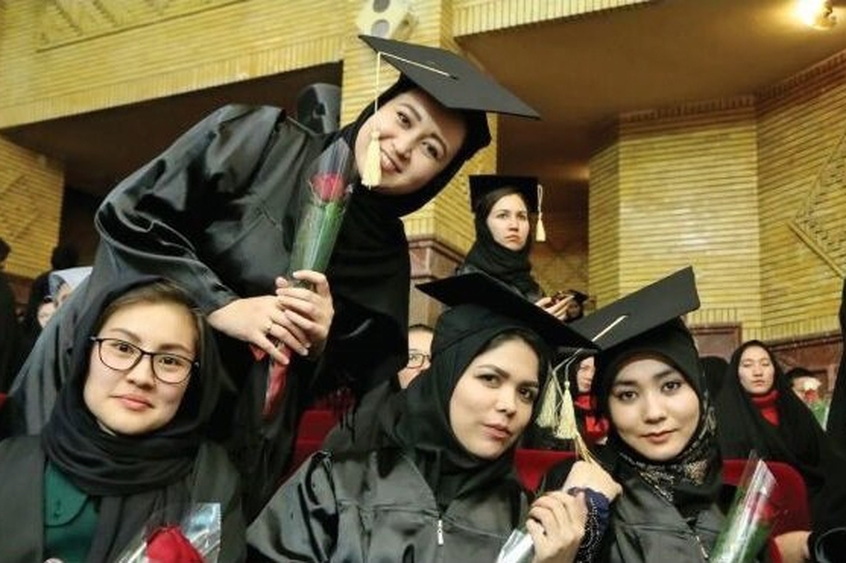 رئیس دانشگاه تهران در ارتباط با اقدامات انجام شده برای دانشجویان افغان در یک سال اخیر، گفت: مصوباتی در هیئت‌امنا و هیئت‌رئیسه دانشگاه برای حمایت از دانشجویان افغانستانی داشته‌ایم که بخشی از آنها اجرا شده و بخشی نیز در حال اجرا است؛ که از جمله آنها می‌توان به اعطای بورس تحصیلی به این دانشجویان اشاره کرد که با افزایش ۵ برابری میزان بودجه مربوط به بورسیه دانشجویان افغان، برای سال جاری ۲۰ میلیارد تومان برای تأمین منابع مالی این بورسیه اختصاص داده شده است.