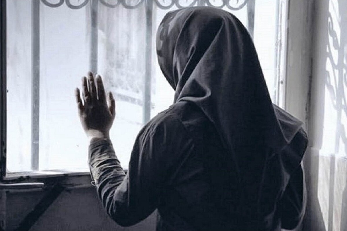 وقتی پیامک های ارسالی شوهرم را در یک ماجرای اتفاقی دیدم تازه فهمیدم که چه بلایی به سرم آمده است. سقف اتاق دور سرم می چرخید و نمی دانستم که در تمام این روزها با هوویم درد و دل می کردم و او تنها سنگ صبورم بود.