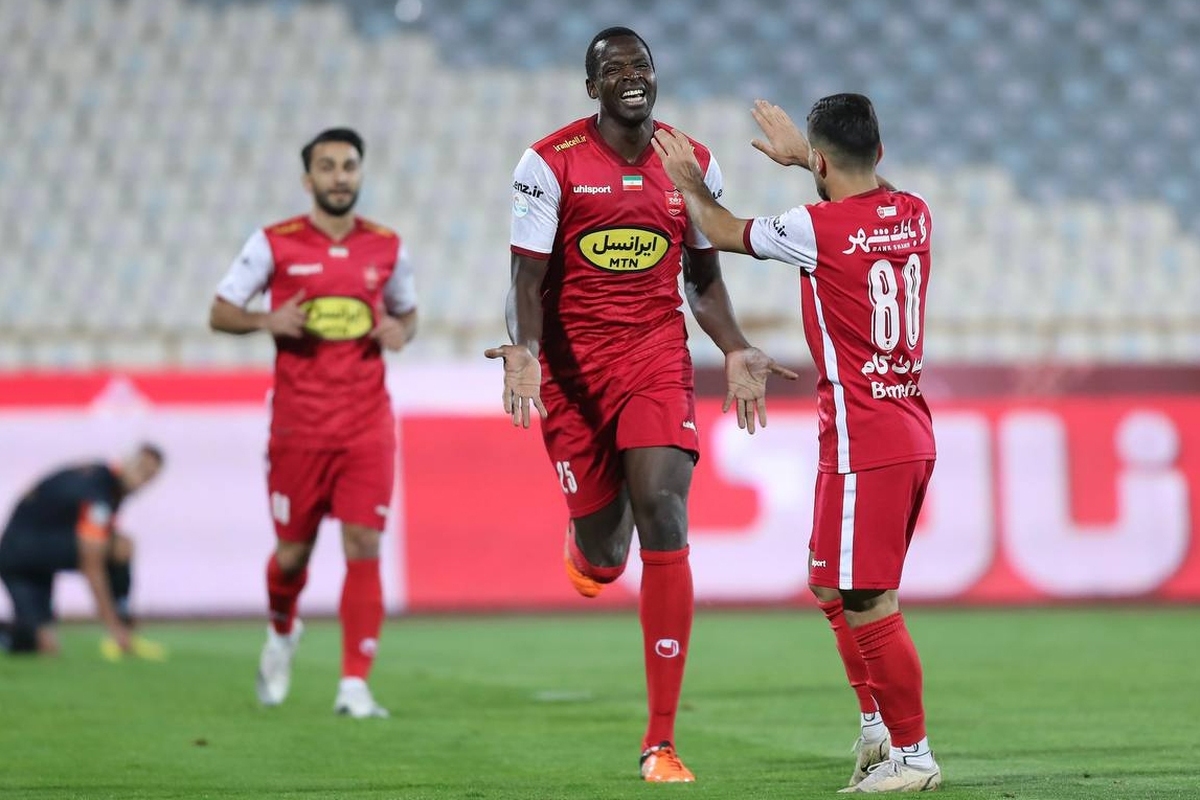 باشگاه پرسپولیس تبعیض عجیبی بین مهاجمان تیمش قائل شده است.