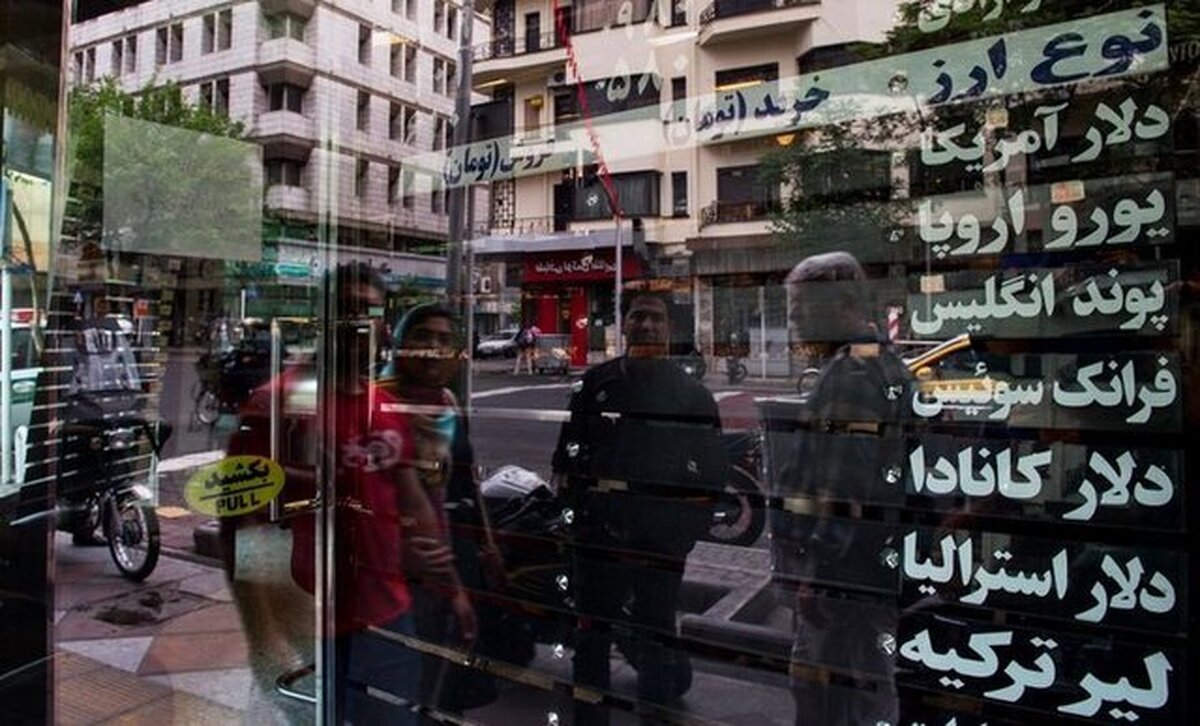 در بازار ارز، امروز شاهد کاهش قیمت دلار و یورو هستیم؛ به طوریکه دلالان هم برای خرید و فروش مجبور شدند قیمت‌های خود را پایین‌تر بیاورند.