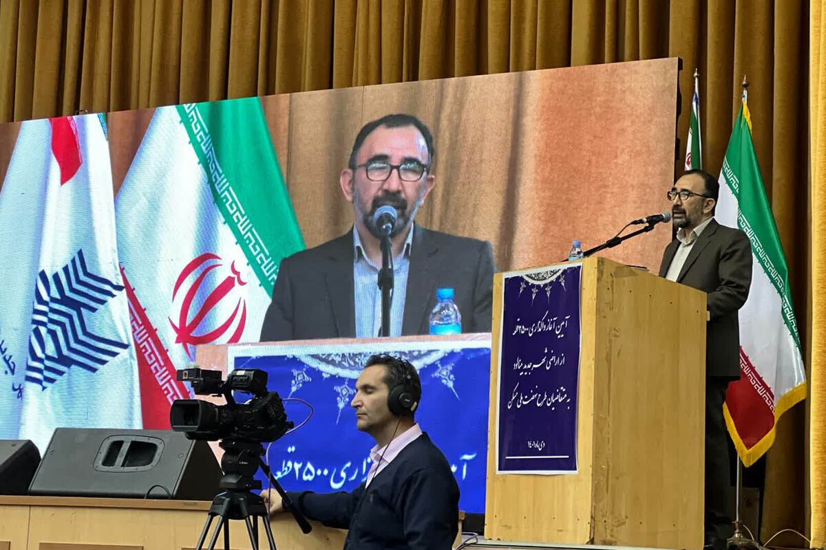 استاندار خراسان رضوی گفت: سیاست ما این است زمین در اختیار افراد قرار بگیرد و با تلاش خودشان و سلیقه خودشان صاحب مسکن شوند.