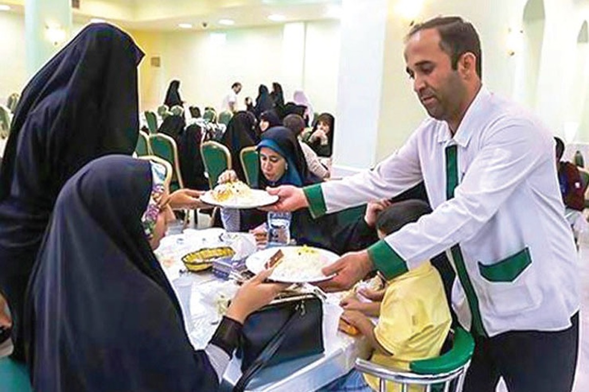 چند ساعتی از عقدشان نگذشته و چند ماهی است به همت واحد ازدواج آسان دانشگاهشان بعد از معرفی و گفتگو‌های اولیه، خانواده‌ها امشب را در جوار حضرت برای عقد گرد هم آمده اند.