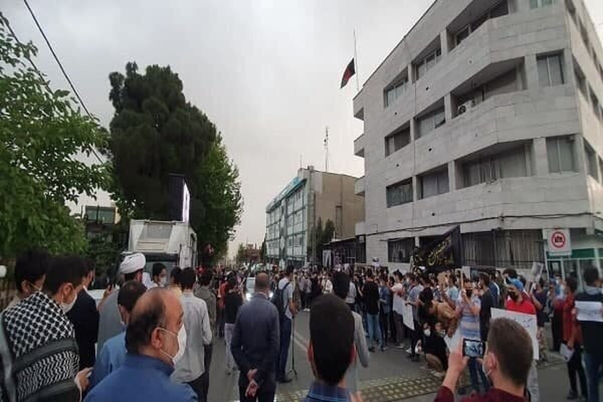به‌دنبال انتشار برخی گزارش‌های ضد و نقیض در مورد وضعیت سفارت افغانستان در تهران، یک منبع آگاه در این سفارت، موضوع تعیین سرپرست جدید برای سفارت افغانستان در تهران را صرفا تصمیم کابل خواند و گفت که مقام‌های ایران تاکنون در این‌مورد تصمیمی نگرفته‌اند؛ به همین دلیل این سفارت با مدیریت کنونی به روی هموطنان مهاجر باز بوده و همانند گذشته به فعالیت عادی خود ادامه می‌دهد.
