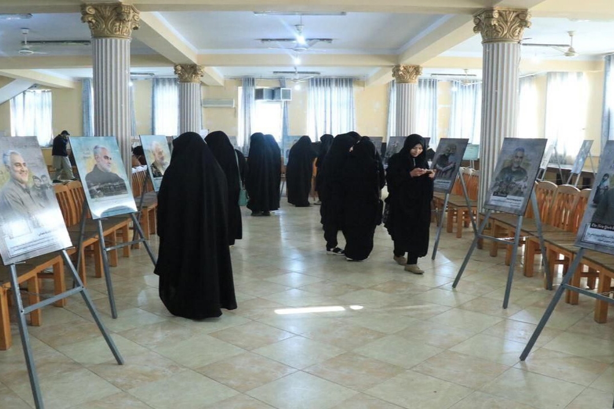 هم زمان با فرا رسیدن سومین سالروز شهادت حاج قاسم سلیمانی نمایشگاه عکس تحت عنوان جان‌فدا در مرکز شهر مزار شریف برگزار گردید.