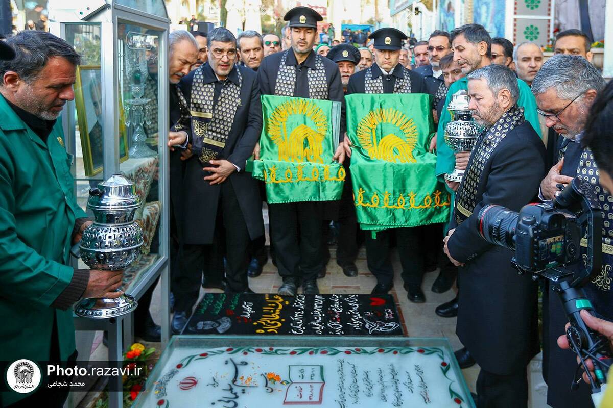گلزار شهدای کرمان که مدفن پیکر مطهر شهید حاج قاسم سلیمانی است، دیروز با حضور خادمان بارگاه منور رضوی و زائران حال و هوای ویژه‌ای داشت.