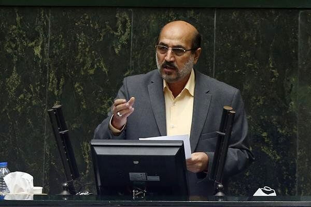 یک عضو کمیسیون صنایع و معادن مجلس شورای اسلامی با تاکید بر اینکه مطالبه مردم خودرو است، گفت: قیمت برخی از خودرو‌ها تا صددرصد تغییر داشته است؛ امروز واردکنندگان و تولیدکنندگان خودرو سود زیادی از جیب مردم بر می‌دارند.