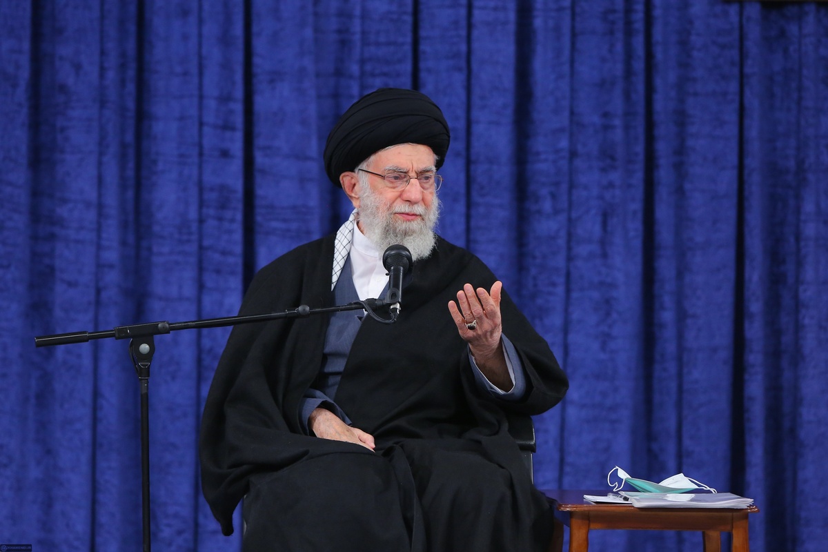رهبر انقلاب در دیدار با جمعی از بانوان فرهیخته کشورمان تاکید کردند: کسانی که حجاب ضعیف دارند هم دختران خود ما هستند.