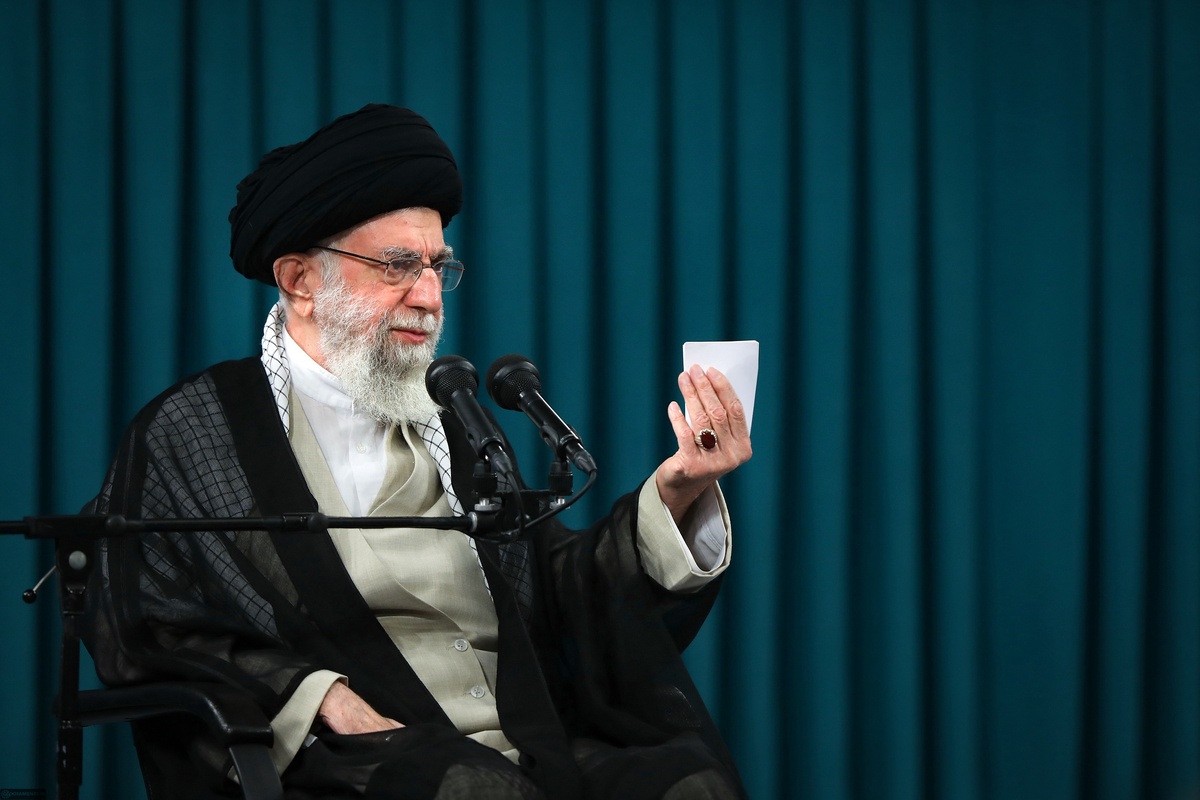 رهبر انقلاب در دیدار با جمعی از بانوان فرهیخته کشورمان تاکید کردند: امید دشمن این بود که همین‌هایی که حجاب نیمه‌کاره دارند به کلی کشف حجاب کنند، نکردند. یعنی زدند توی دهان آن تبلیغ کننده و فراخوان فرستنده.