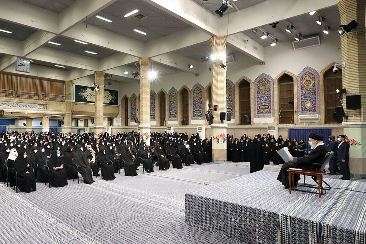 رهبر انقلاب صبح امروز در دیدار با جمعی از بانوان فرهیخته کشور تاکید کردند: کسانی که حجاب کامل ندارند را نباید متهم به بی‌دینی و ضدانقلابی کرد.