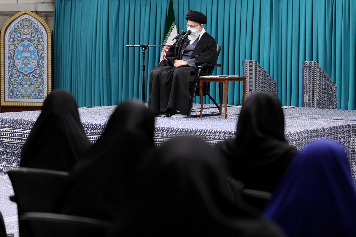 ویدئو| رهبر انقلاب: غرب با کمال وقاحت خودش را پرچمدار حقوق زن وانمود می‌کند