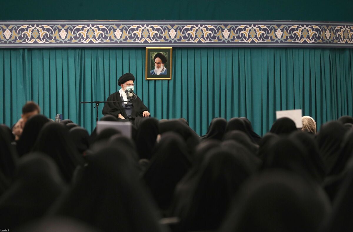 رهبر انقلاب صبح امروز در دیدار با اقشار مختلف بانوان تاکید کردند: نگاه فاجعه‌آمیز فرهنگ غربی در مسئله زن را افشا کنید.